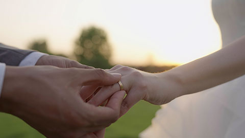 幸福的新郎给新娘戴上戒指