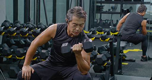 Mature Chinese man working out with hand weights at gym,4K