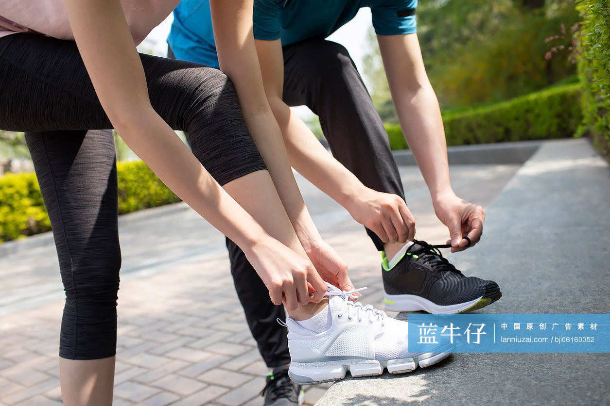 快乐的年轻情侣准备晨跑