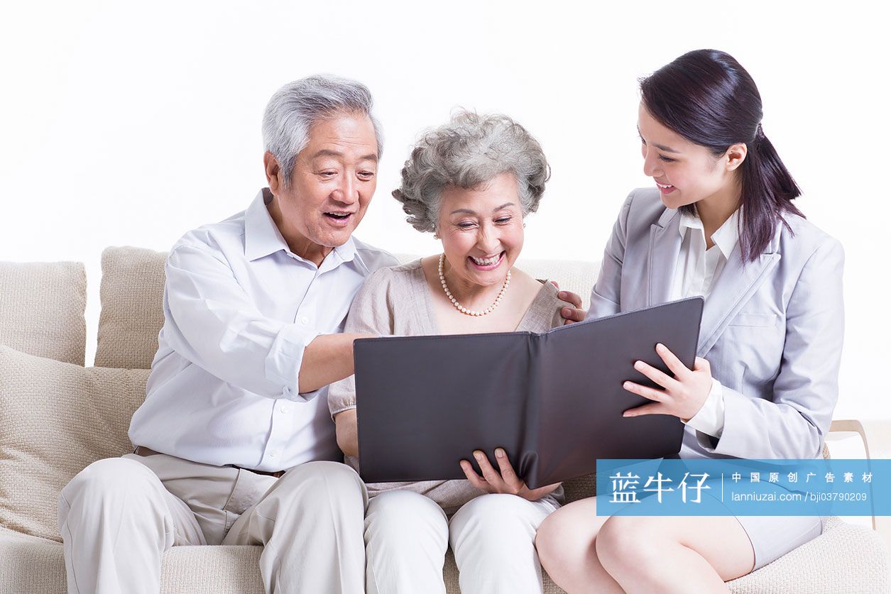 老年夫妇与财务顾问