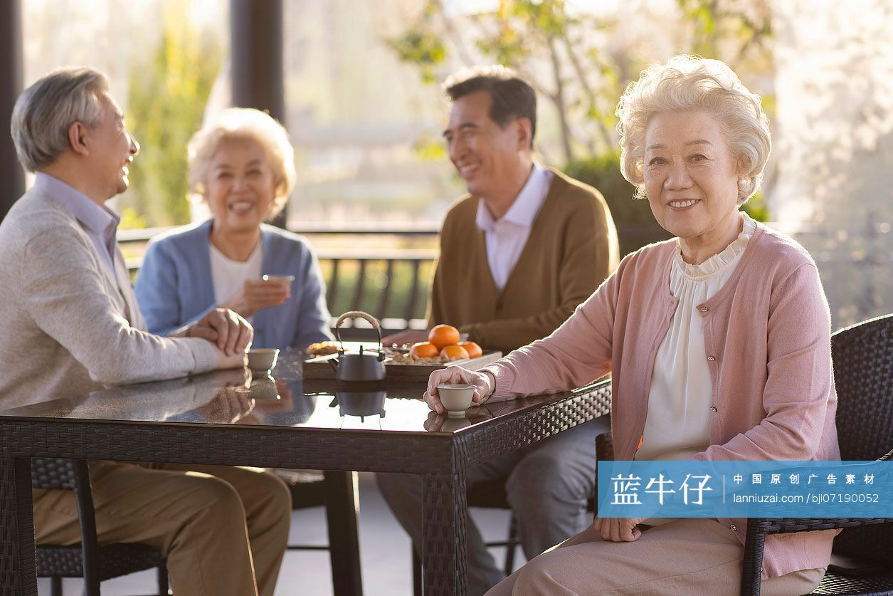 老年朋友们坐着闲聊