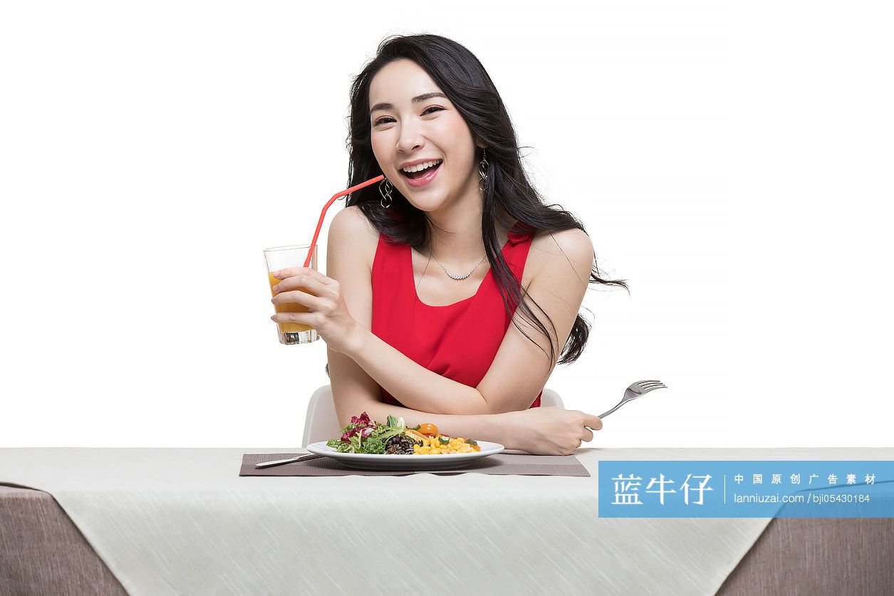 年轻时尚女性吃蔬菜沙拉