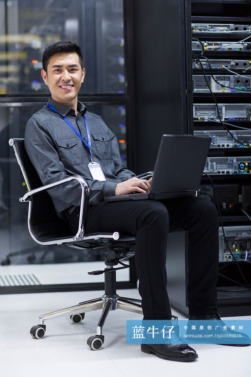 商务人士在机房使用笔记本电脑