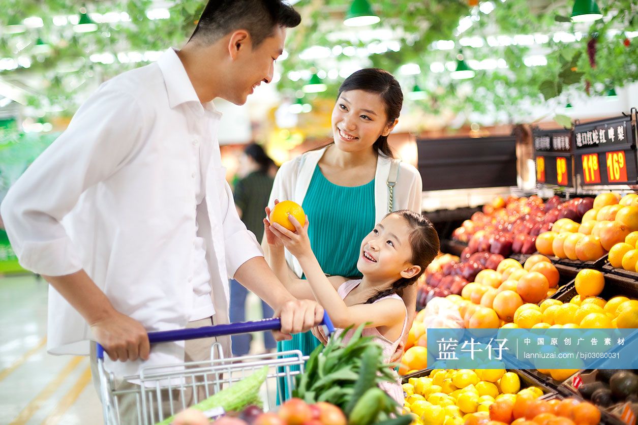一家人在超市购物