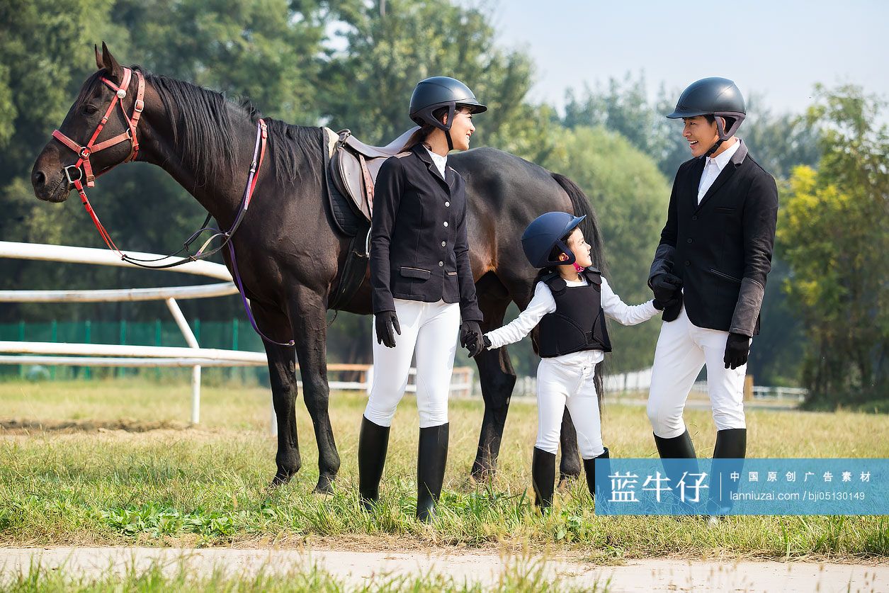 年轻家庭参加马术俱乐部