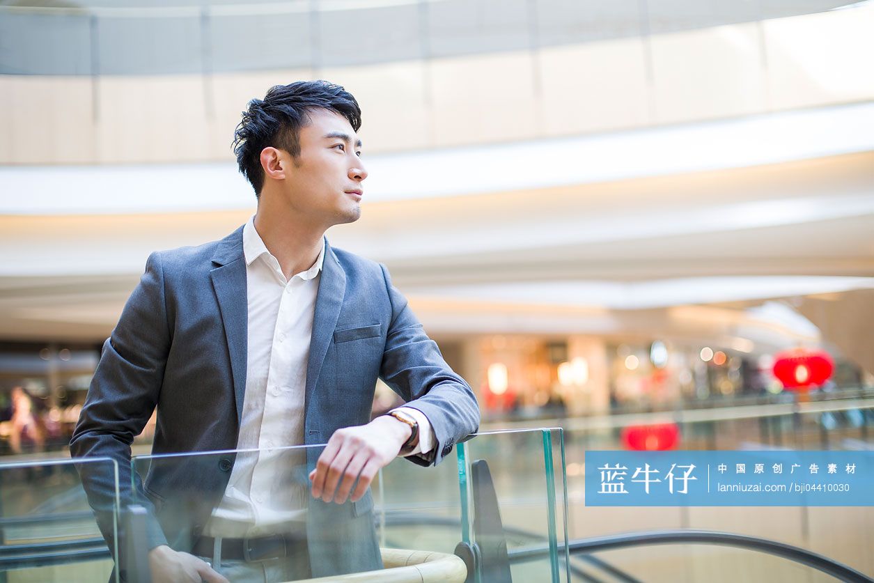 年轻男子站在商场里