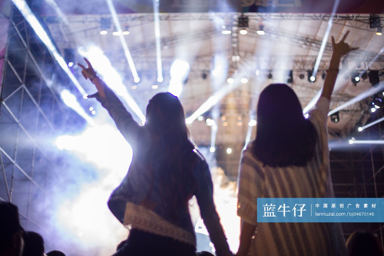 快乐的闺蜜参加音乐节