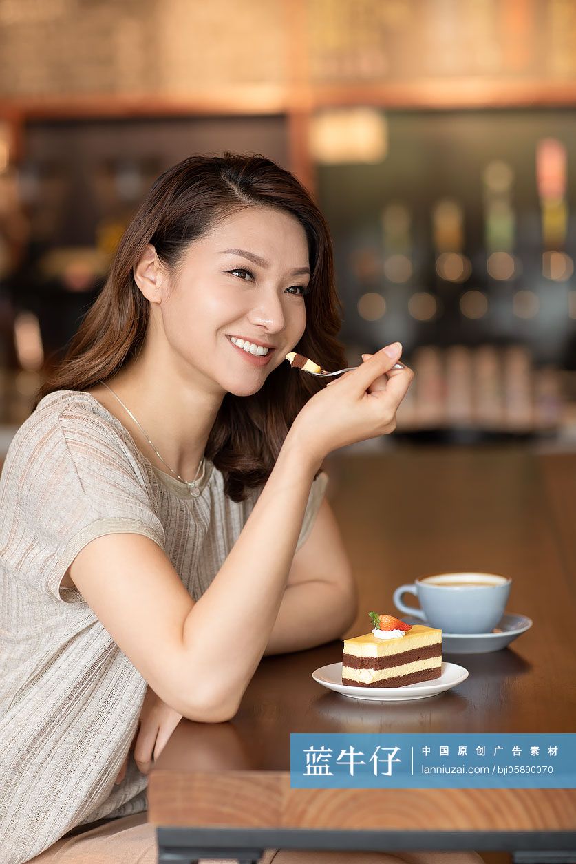 优雅女士在咖啡店喝下午茶