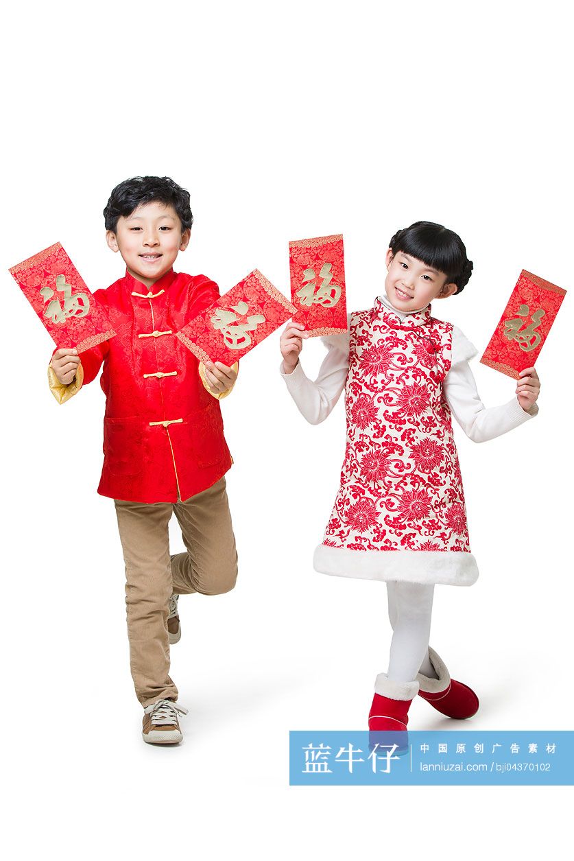 快乐的儿童拿着新年红包