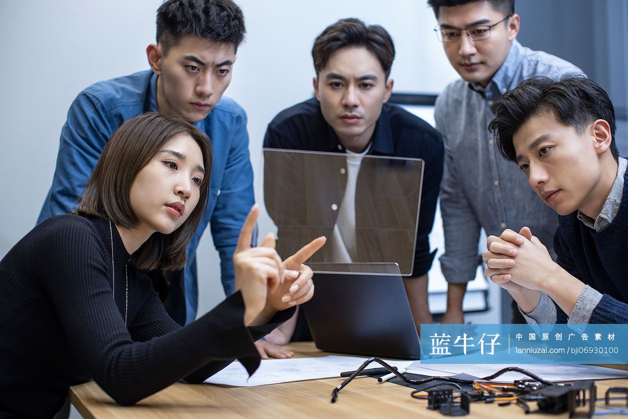 设计师团队在会议室开会