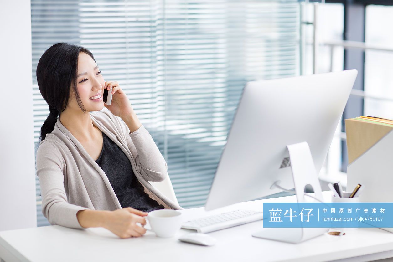 年轻女子在办公室打电话