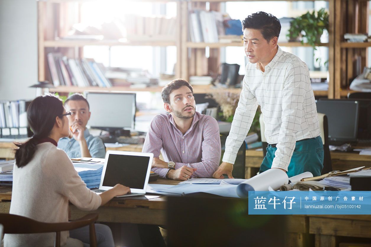 建筑设计师在办公室讨论工作