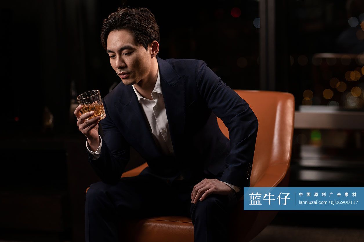优雅的成功男士喝酒