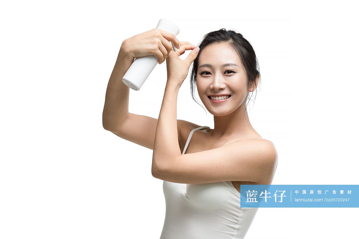 年轻女士打理头发