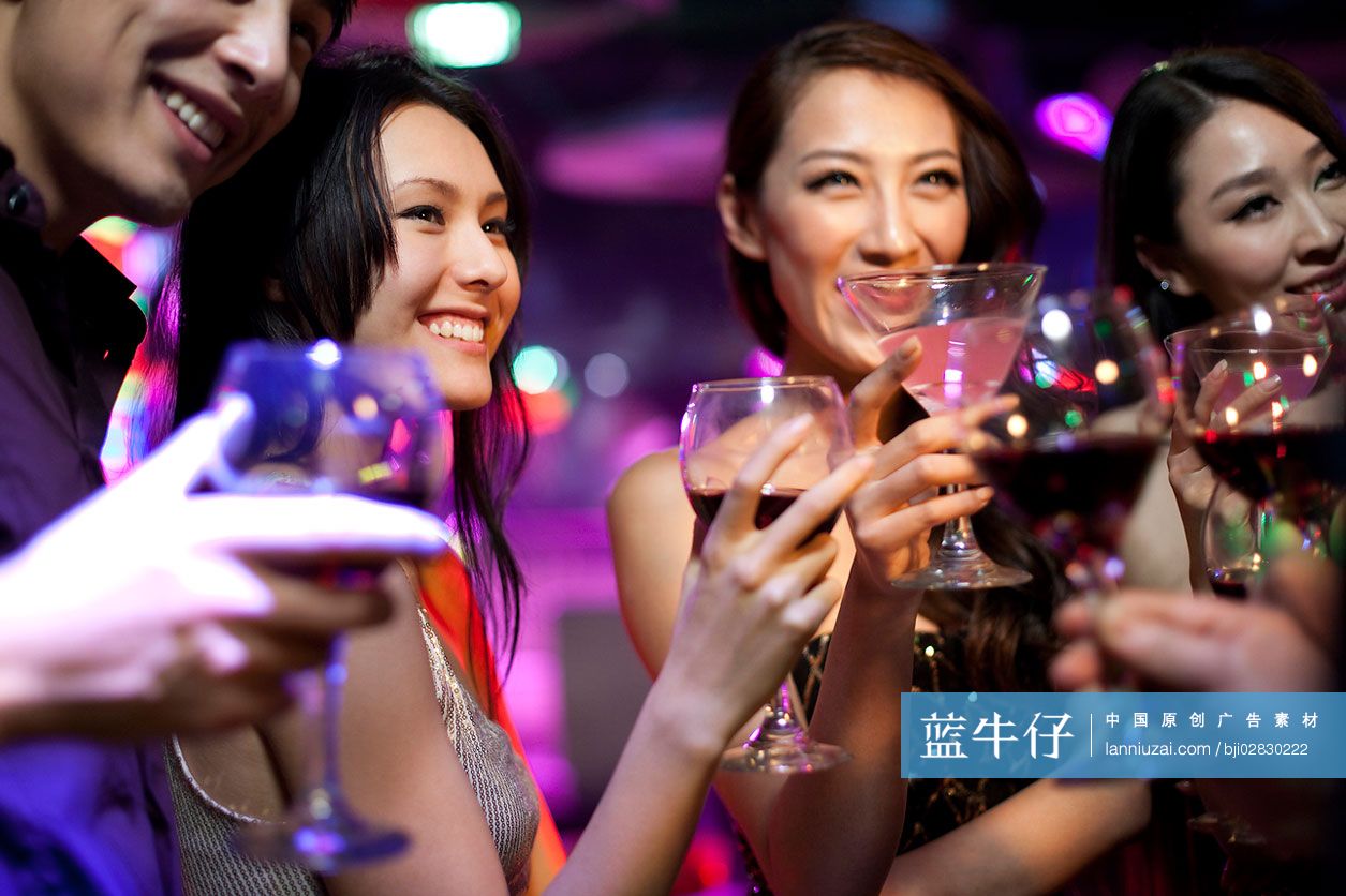 时尚年轻人在酒吧