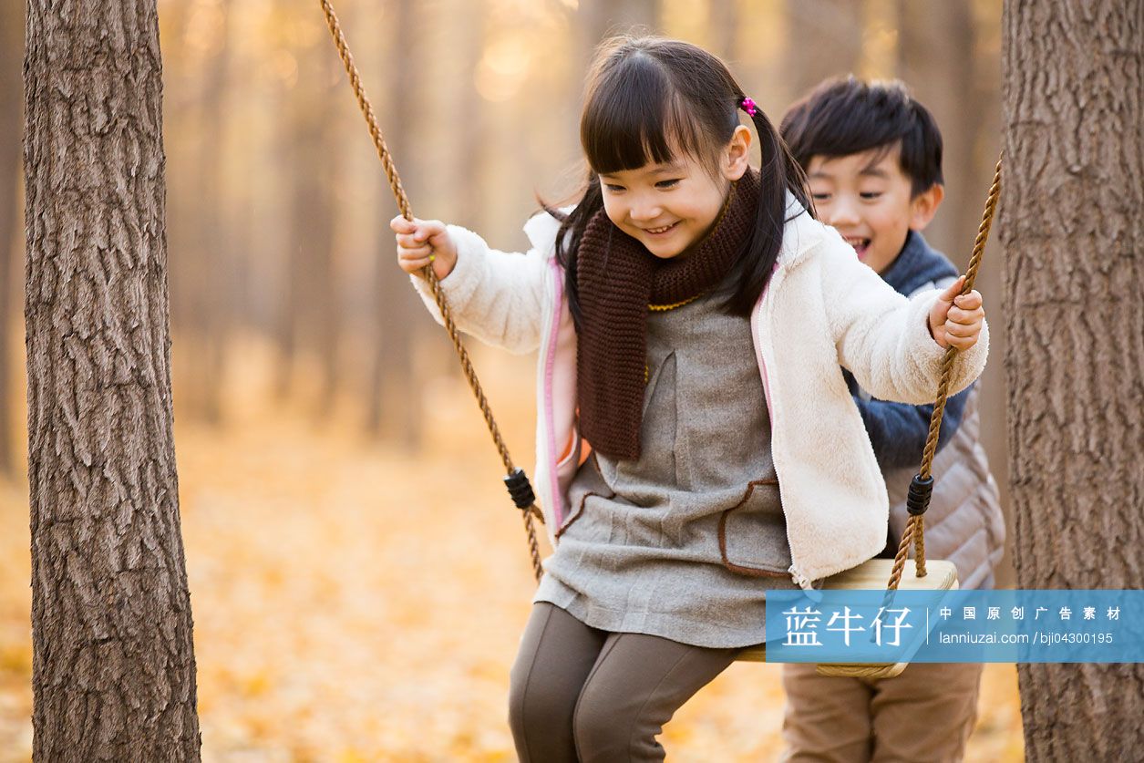 小男孩推妹妹荡秋千