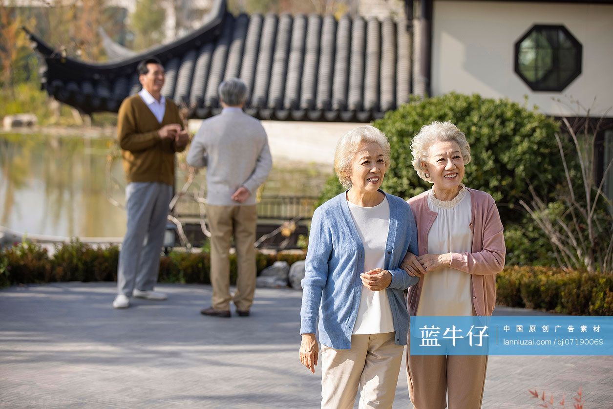 老年朋友们闲逛-蓝牛仔影像-中国原创广告影像素材