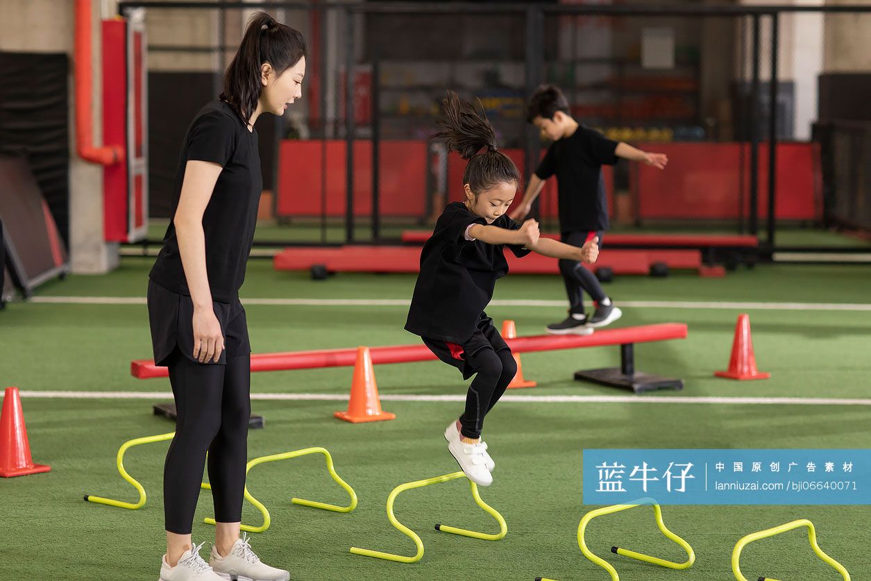 儿童在教练的指导下进行体能训练