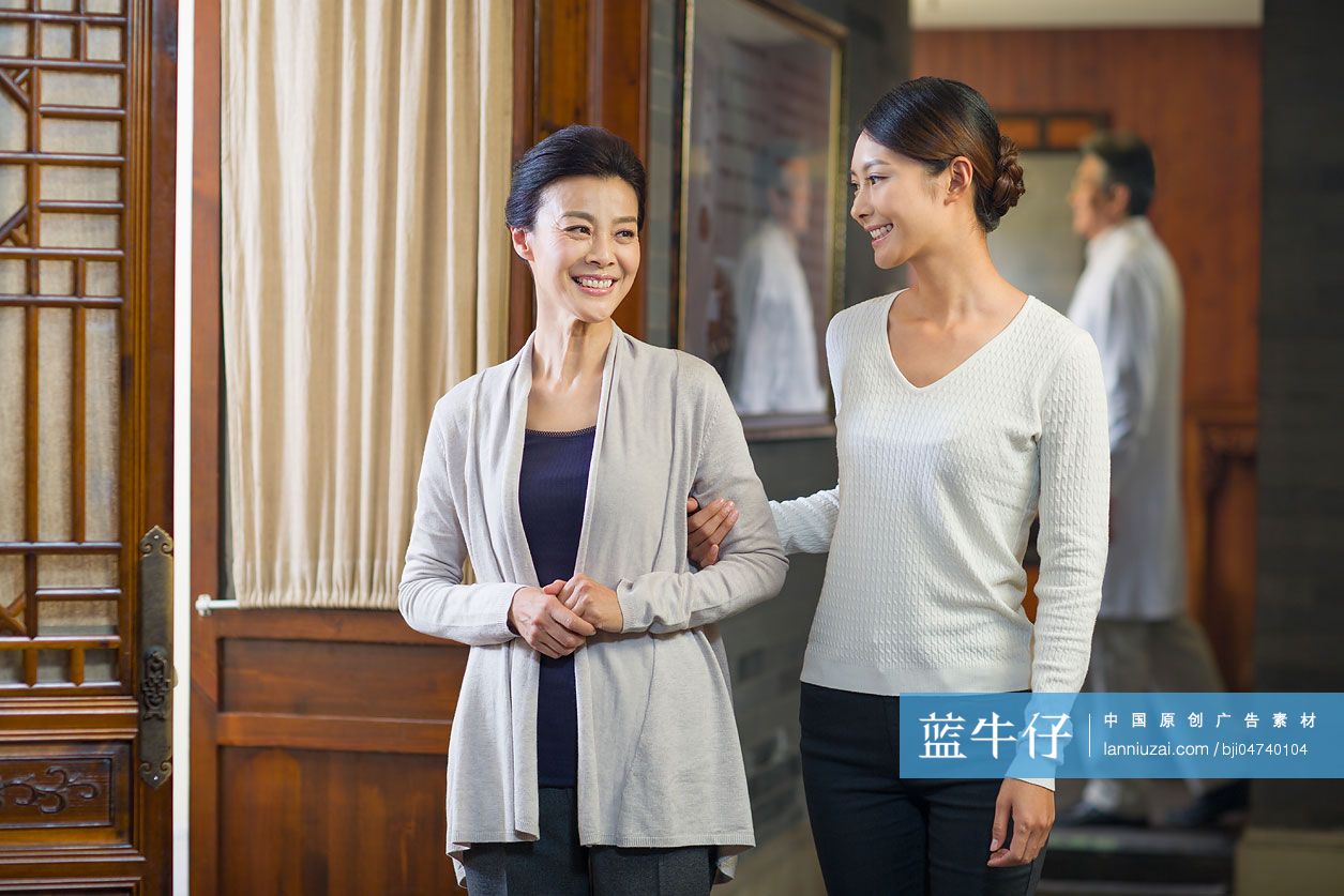 母女俩离开中医馆