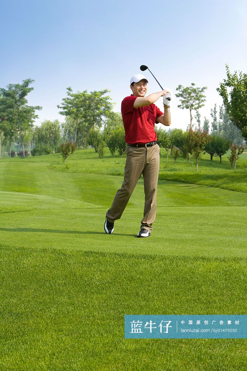 挥杆的高尔夫男球手