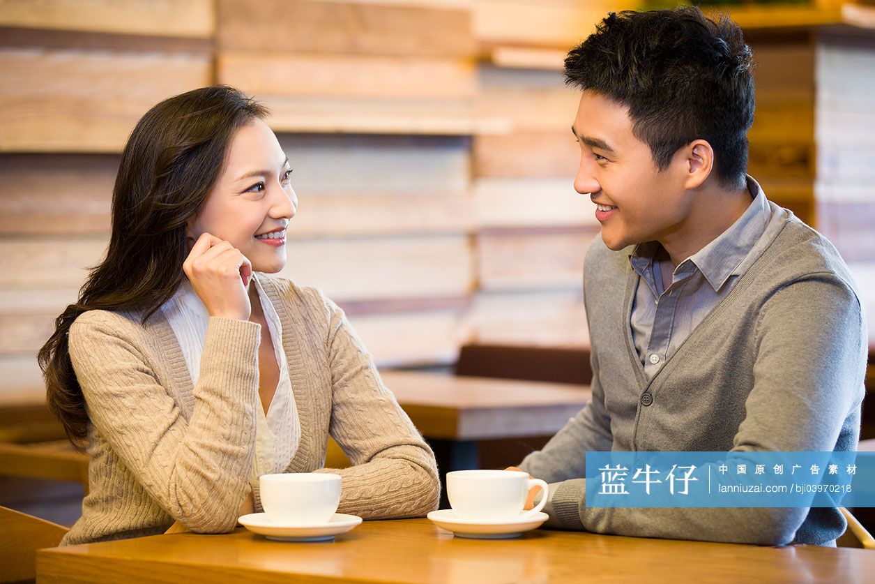 年轻女人在咖啡馆喝咖啡聊天照片摄影图片_ID:141533835-Veer图库