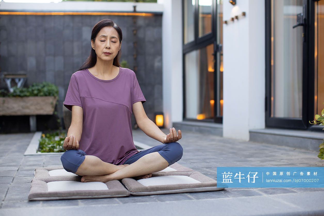 中老年女子在院子里练瑜伽冥想