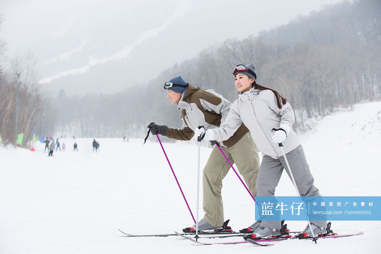年轻情侣在滑雪场滑雪-蓝牛仔影像-中国原创广告影像素材