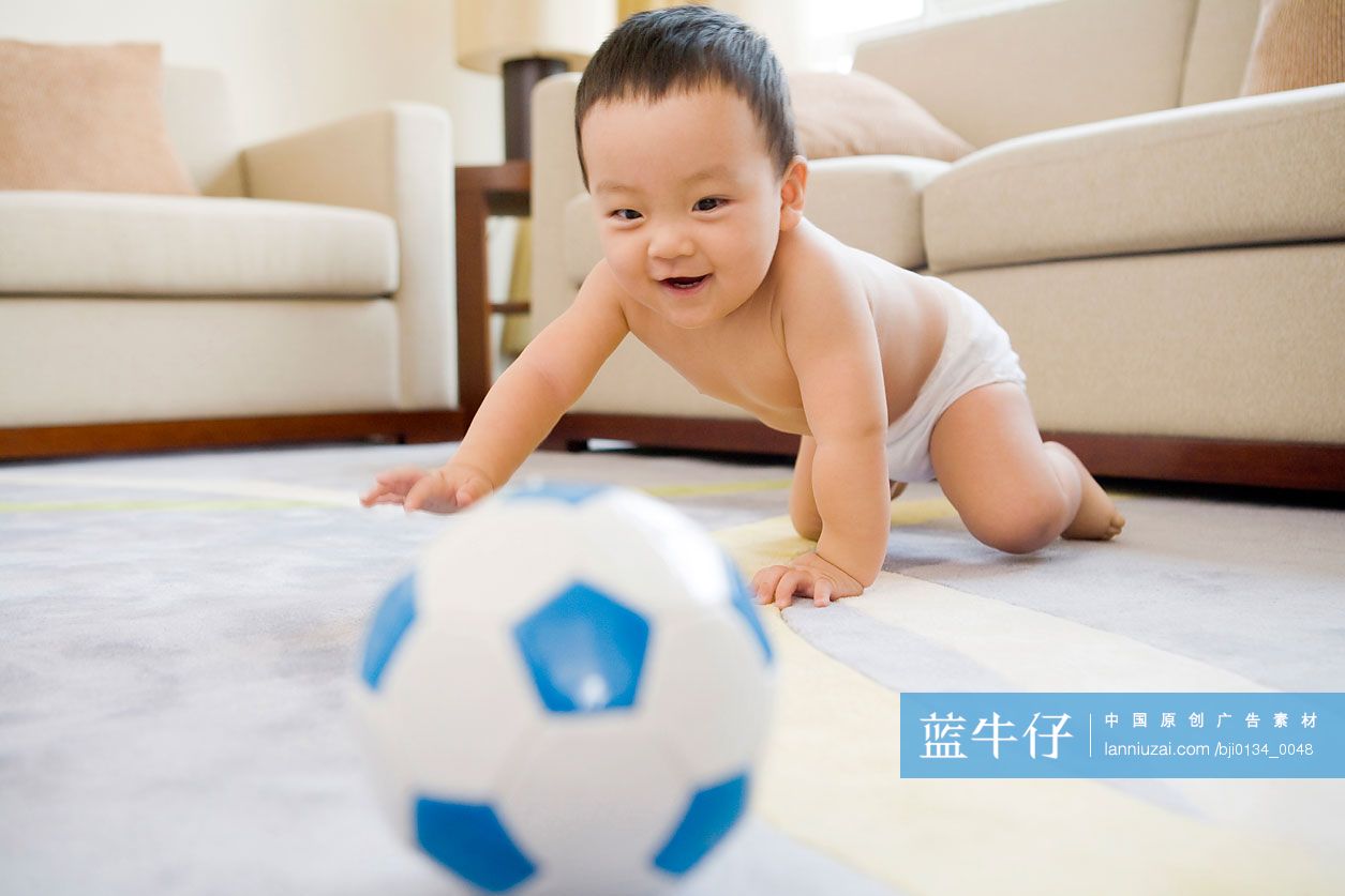 宝宝玩皮球