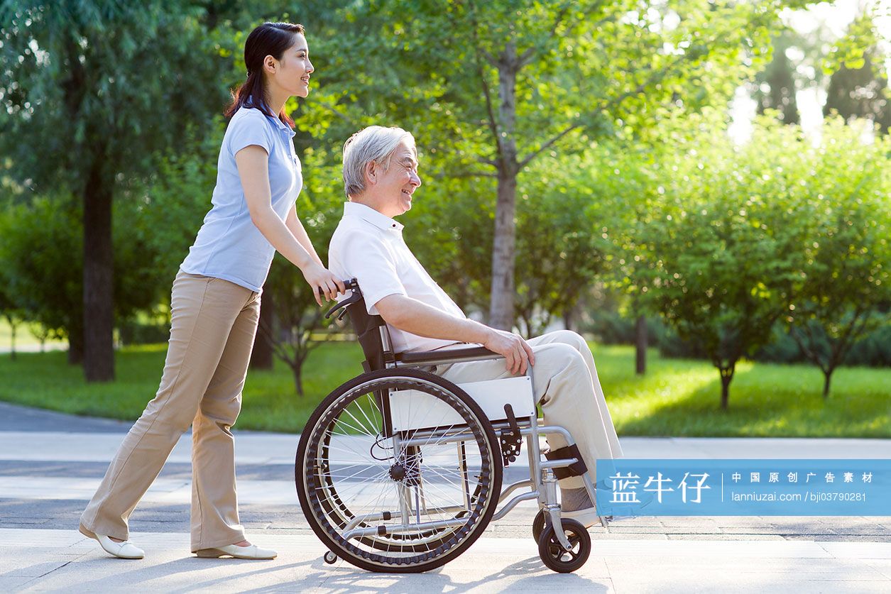 护工与坐着轮椅的老人