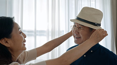 快乐的中老年夫妇收拾行李准备去度假