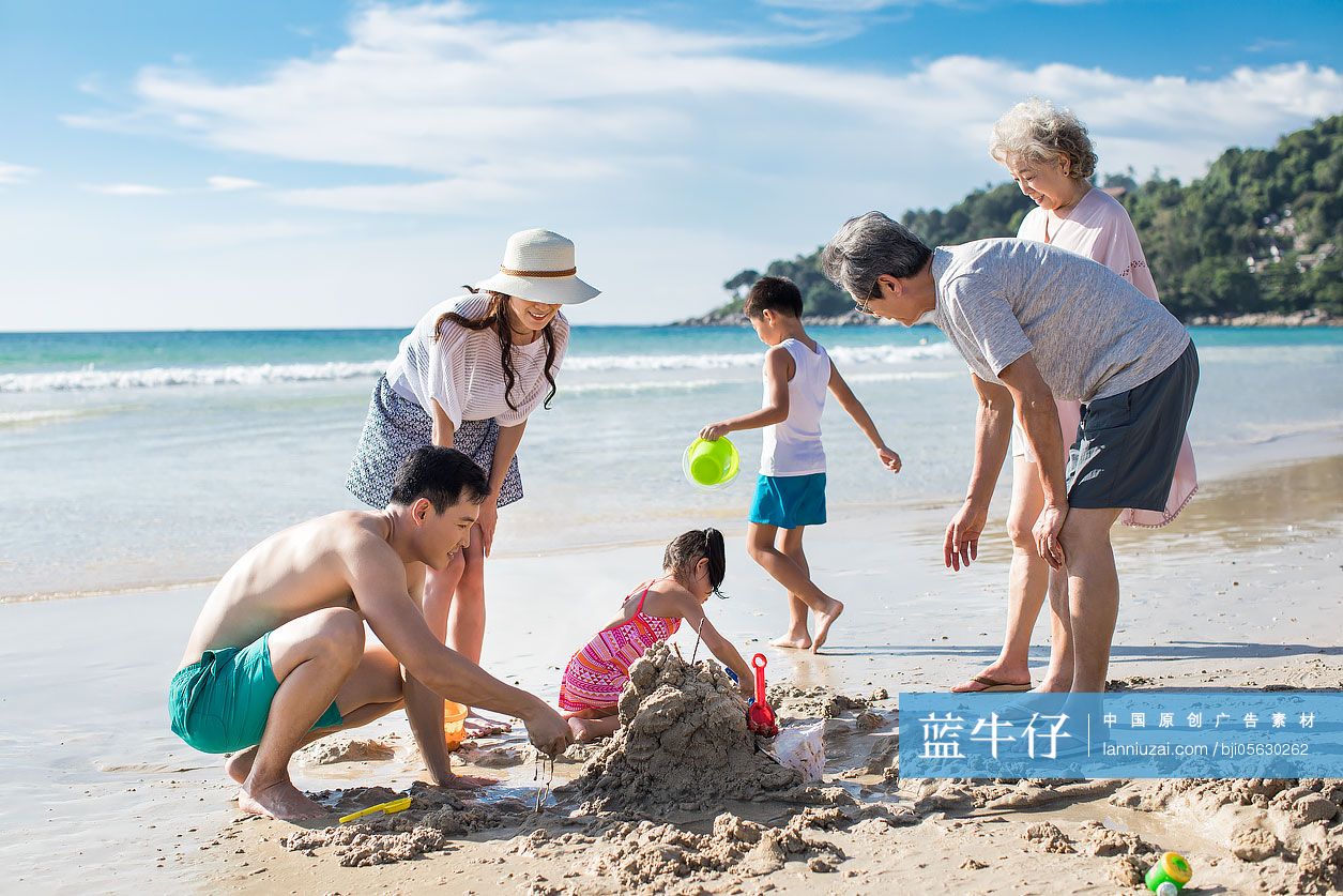 快乐的家庭在沙滩玩耍
