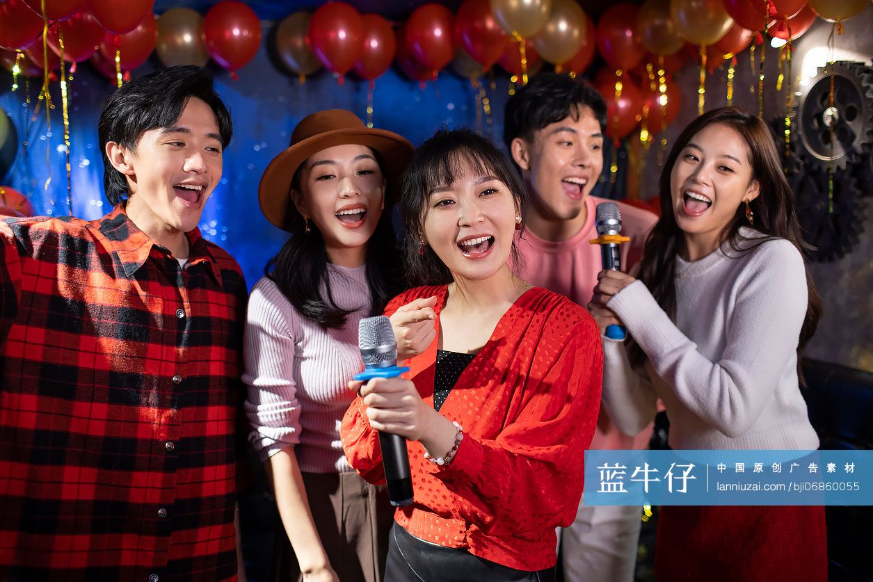 快乐的年轻人在KTV唱歌