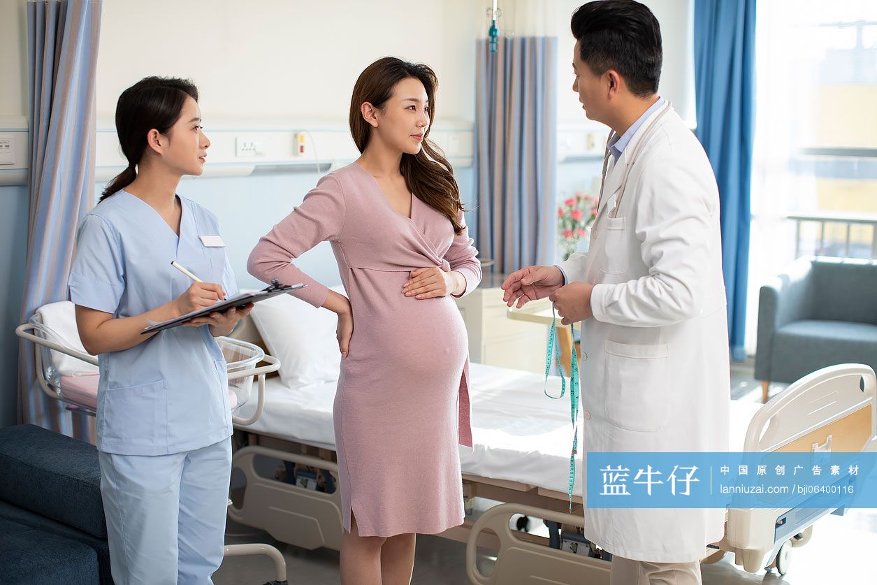 医生给孕妇做检查