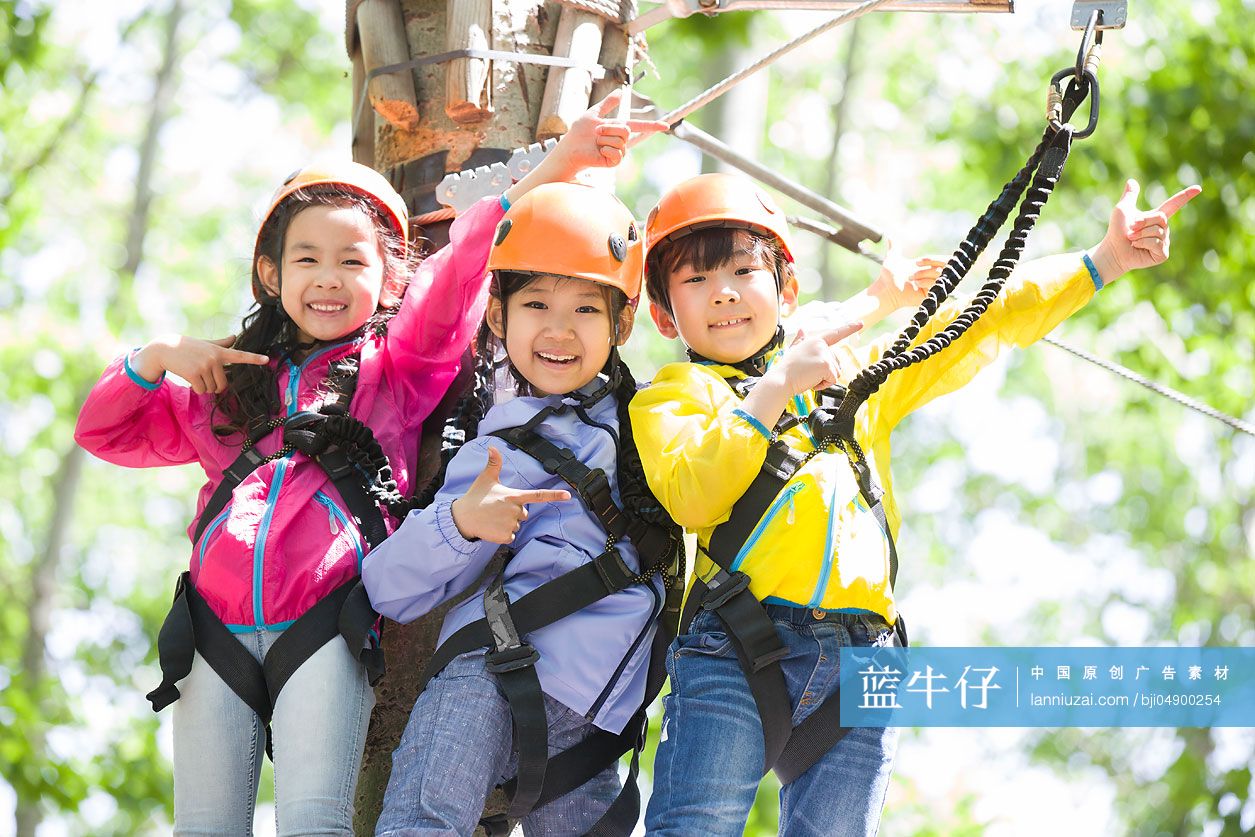 快乐的孩子们挑战树上穿越项目