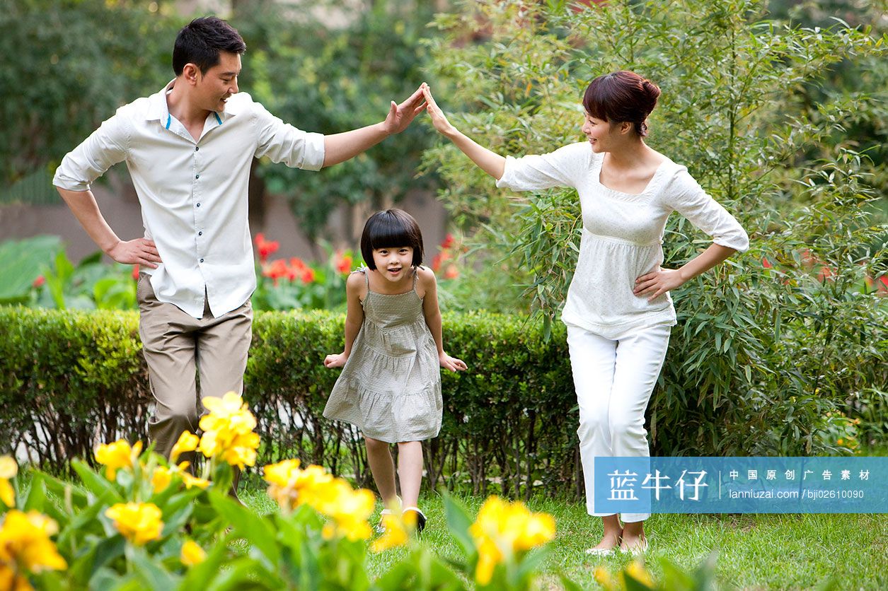 一家三口在普通社区玩耍