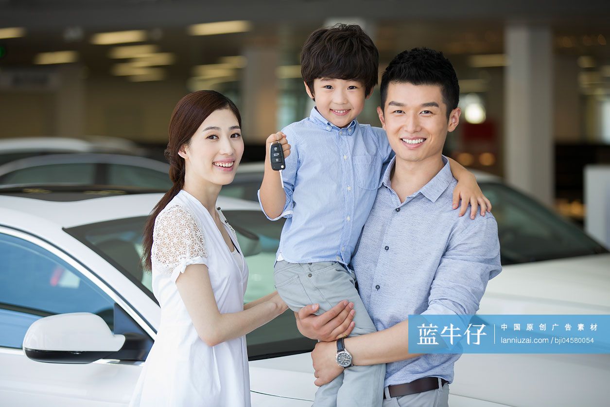 年轻家庭在4S店购买汽车