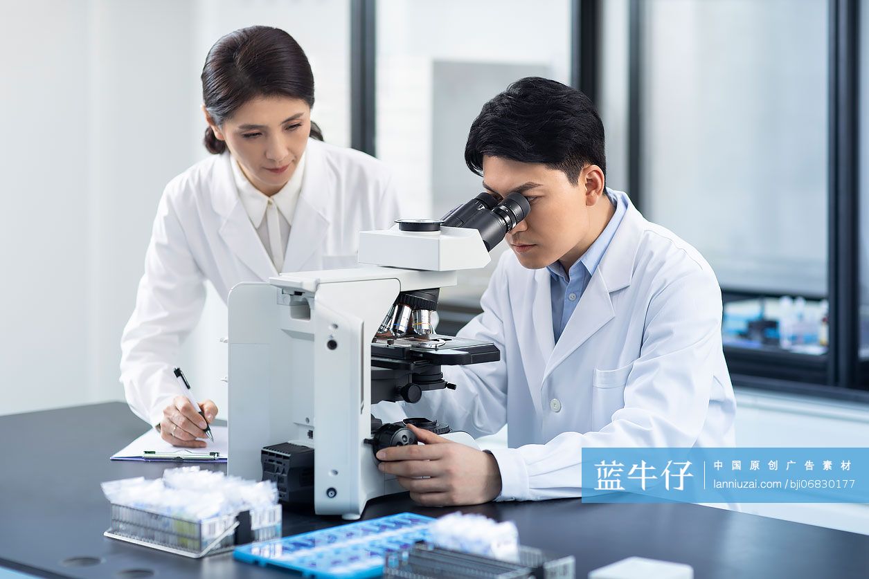 医学研究员在实验室工作