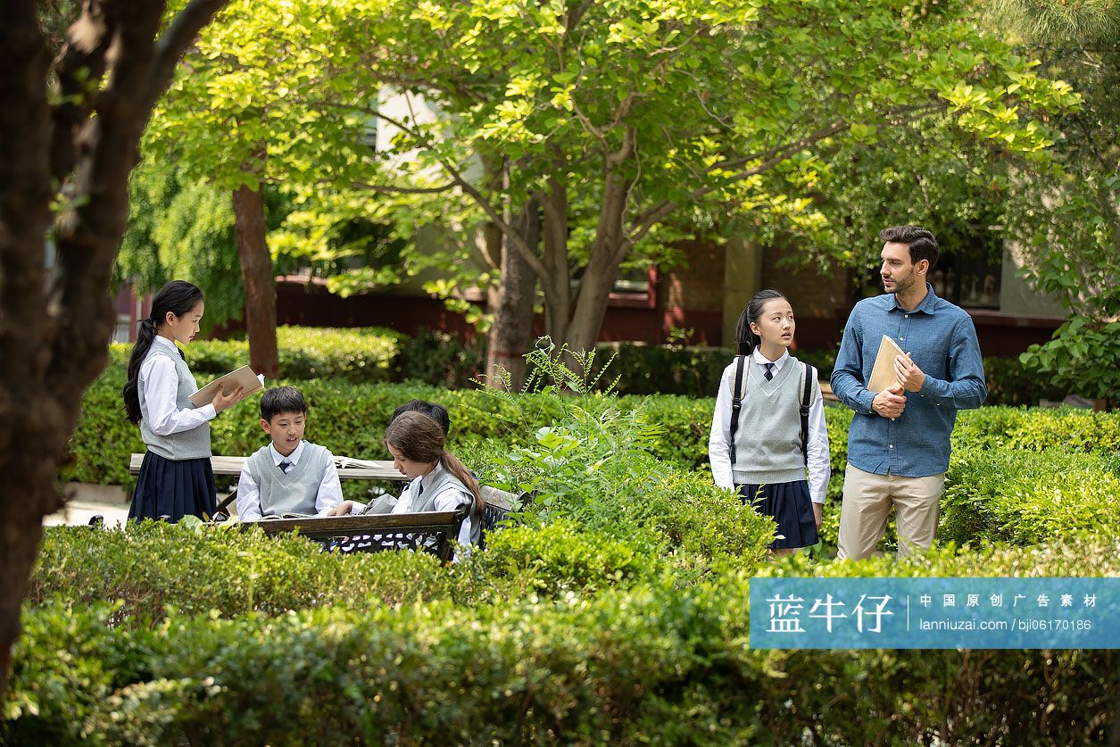 老师和学生在校园里