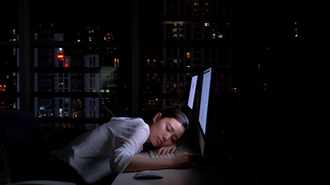 Young Chinese businesswoman working late in office,4K