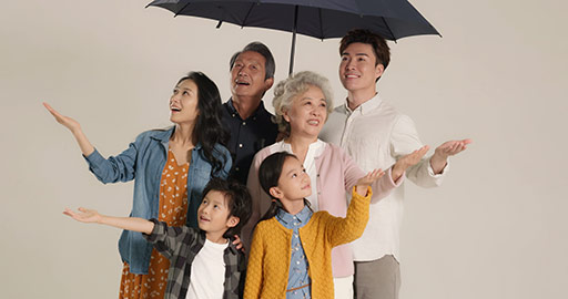 快乐的家庭打着雨伞