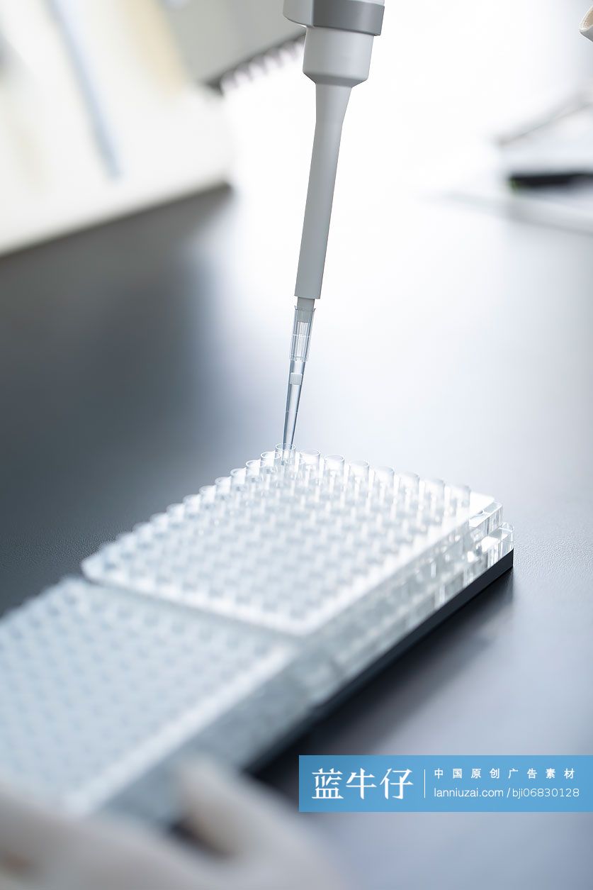 医学研究员在实验室工作