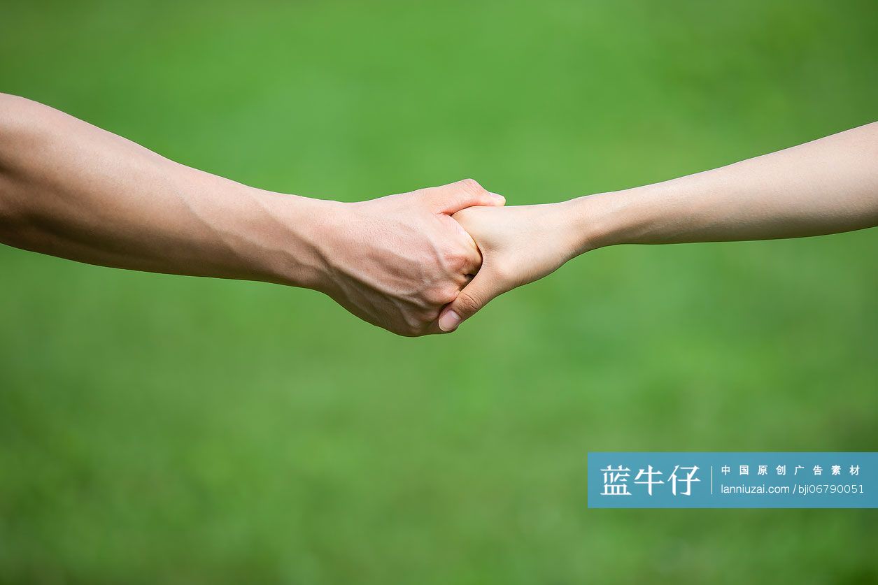 年轻情侣手牵手特写