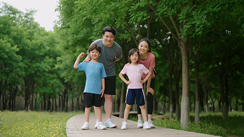 快乐一家人公园跑步