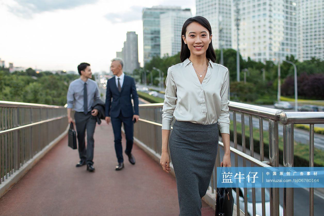 自信的商务女士去上班