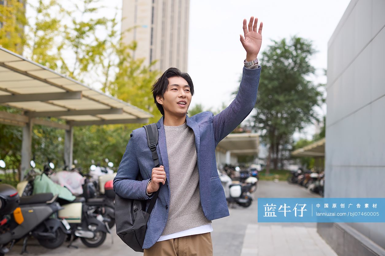 年轻商务男士上班通勤