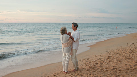 快乐的老年夫妇在海边约会
