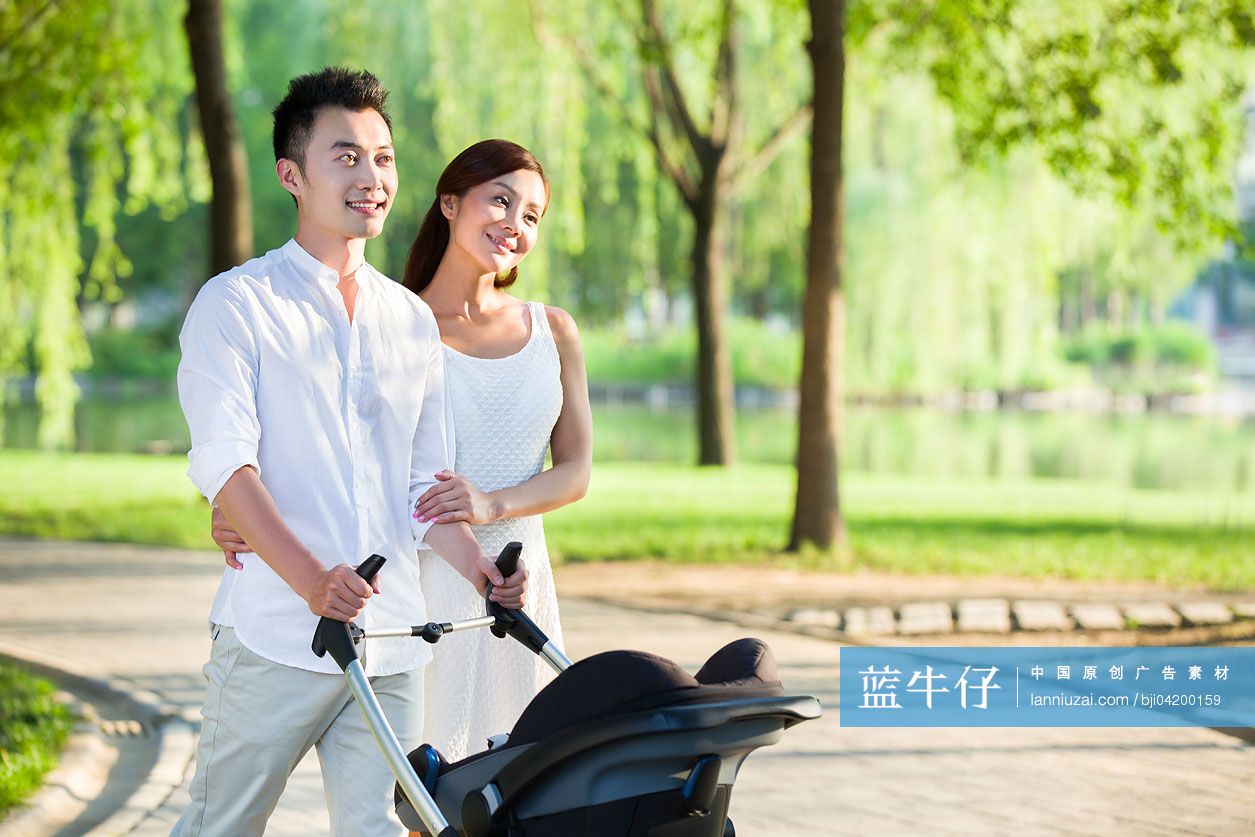 年轻夫妻推着婴儿车散步-蓝牛仔影像-中国原创广告影像素材