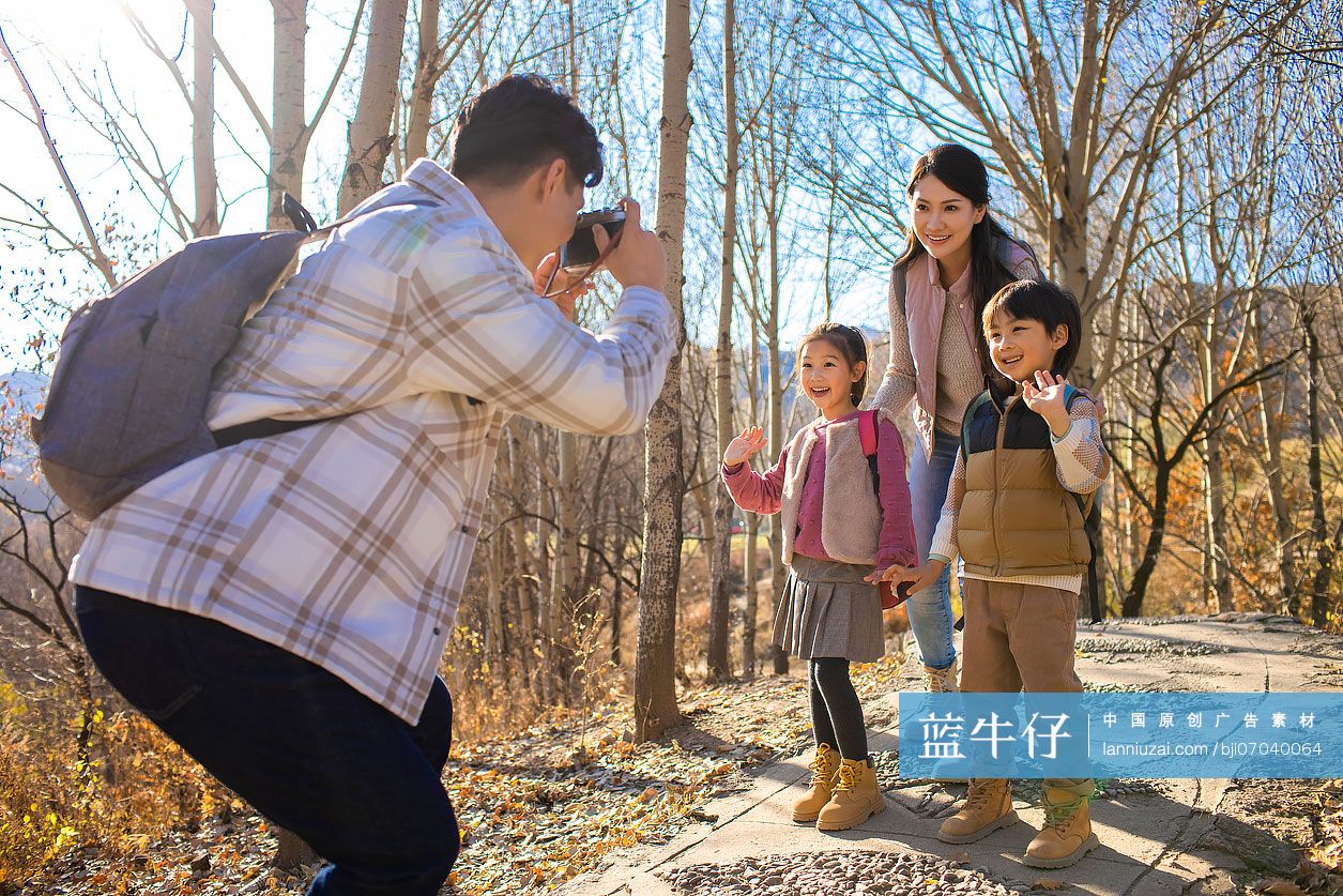 快乐的年轻家庭户外游玩拍照
