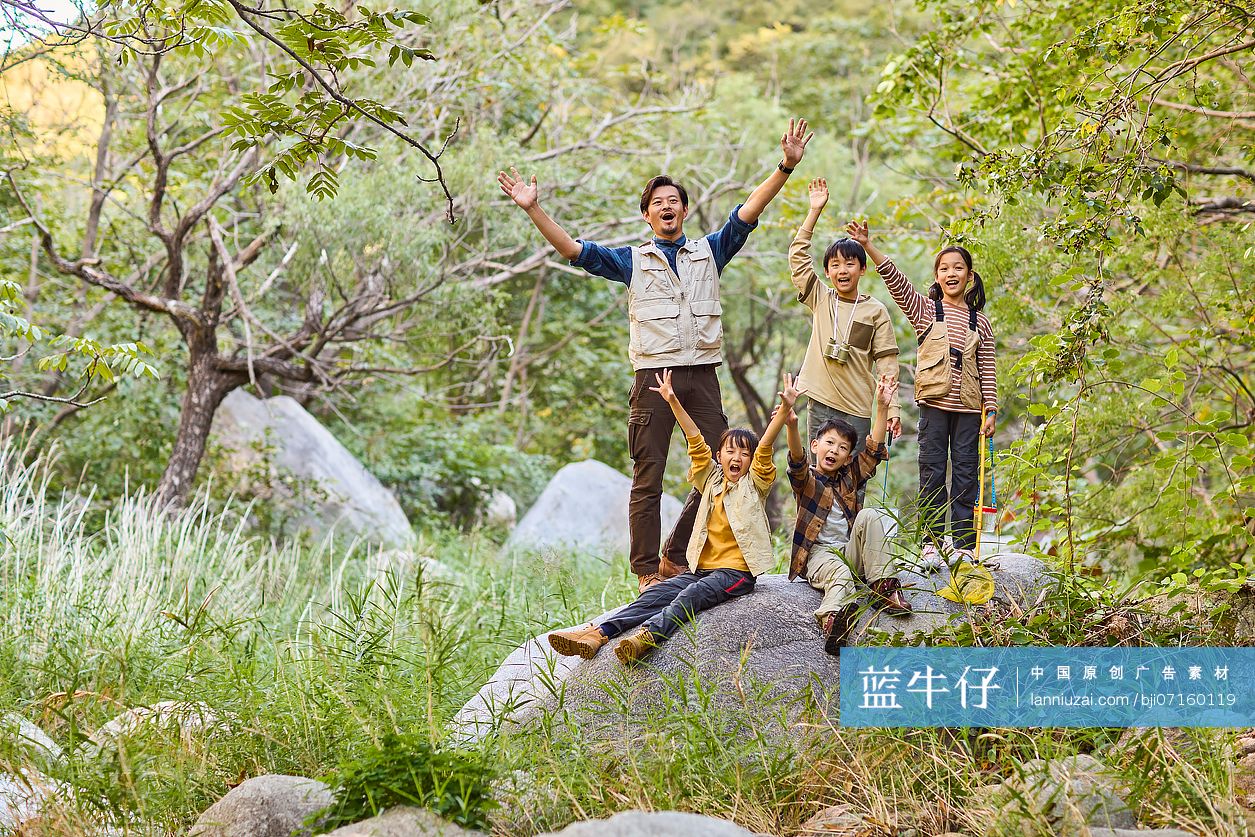 老师带学生在小溪边玩耍