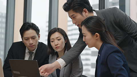 Confident Chinese business people having a meeting,4K